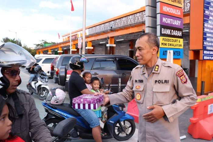 Biddokkes Polda Kaltim memberikan takjil atau makanan siap saji menjelang datangnya buka puasa. Foto: HO/Humas Polda Kaltim.