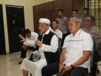Irjen Pol (Purn.) Drs. Baharuddin Djafar didampingi Dirtahti Polda Kaltim AKBP Edy Setyanto Erning Wibowo memberikan tausiah kepada para tananan. Foto: HO/Humas Polda Kaltim.