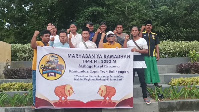 Komunitas Supir Truk Balikpapan (KSTB) berbagi takjil, pada hari Jumat (14/4/2023) sore. Foto: BorneoFlash.com/Niken Sulastri.