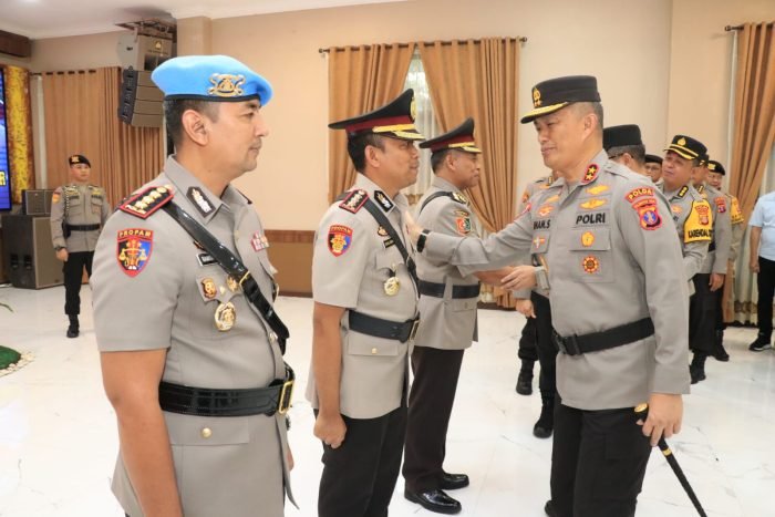 Kapolda Imam Sugianto memimpin upacara Sertijab pejabat utama Polda Kaltim, Selasa (11/4/2023). Foto: HO/Humas Polda Kaltim.