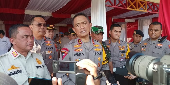 Kapolda Kaltim, Irjen Pol Drs Imam Sugianto, seusai apel gelar pasukan operasi ketupat Tahun 2023 di gelar di Mako Brimob Polda Kaltim, pada hari Senin (17/4/2023). Foto: BorneoFlash.com/Niken Sulastri.