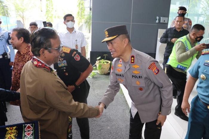 Kapolda Kaltim Sambut Langsung Kedatangan Menko Polhukam RI di Bandara SAMS Balikpapan, Kamis (13/04/2023). Foto: HO/Humas Polda Kaltim.