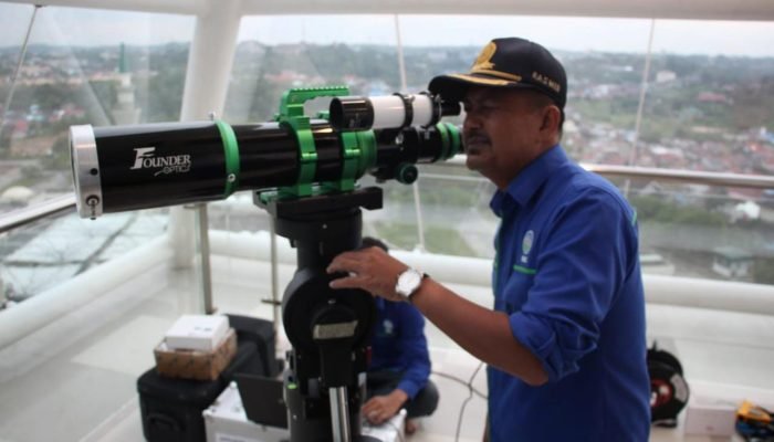 Kepala Stasiun BMKG Balikpapan, Rasmid saat ikut melakukan pemantauan 1 Syawal 1444 Hijriah, di Menara Masjid Madinatul Iman Balikpapan Islamic Center pada hari Kamis (20/4/2023) sore. Foto: BorneoFlash.com/Niken Sulastri.