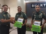 Penyerahan penghargaan lomba di serahkan Komandan Korem 012/TU, Kolonel Inf Riyanto, S.I.P kepada Komandan Kodim 0112/Sabang, Letkol Inf Ahmad Sobirin, pada saat mengikuti kegiatan Rapat Evaluasi Progja Rem 012/TU TA 2023, Rabu (5/04/2023). Foto: HO.