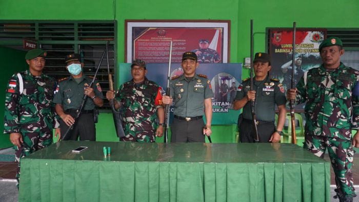 Komandan Kodim 0911/Nunukan Letkol Inf Albert Frantesca, gelar press release penyerahan senjata api rakitan dari masyarakat. Foto: HO/Pendim 0911/Nunukan.