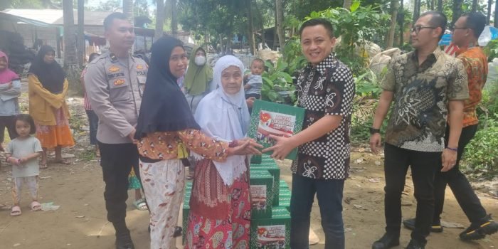 Kombes Pol Juda Nusa Putra, menyerahkan bansos kepada warga di RT 38 kelurahan Damai Bahagia, Kecamatan Balikpapan Selatan, Jumat, (31/3/2023). Foto: HO/Humas Polda Kaltim.
