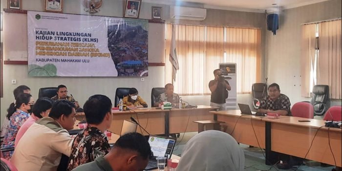 Bupati Mahulu, Bonifasius Belawan Geh, mengutus Asisten III Kristina Tening, SH.,M.Si membuka Konsultasi Publik I Penyusunan KLHS Perubahan RPJMD Mahulu. Foto: BorneoFlash.com/Prokopim Mahakam Ulu.