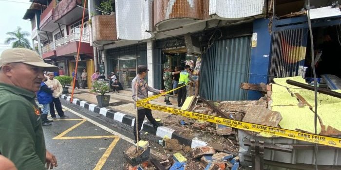 Pammat Dit Samapta Polda Kaltim yang meninjau langsung ke lokasi kejadian, Jumat (14/4/2023). Foto: HO/Humas Polda Kaltim.