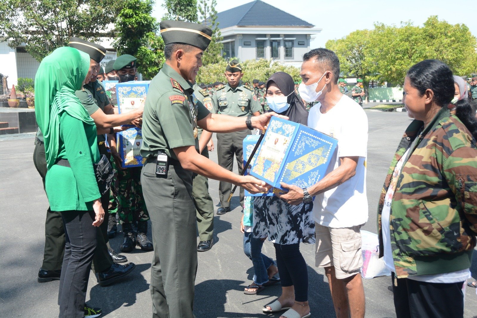 Pangdam VI/Mlw Buka Bazar Murah Ramadhan dan Bagikan Bansos Stunting 