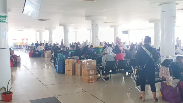 Para pemudik melalui pelabuhan Semayang Balikpapan. Foto: BorneoFlash.com/Niken Sulastri.