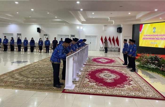 Pelantikan dan pengukuhan 10 Pejabat tinggi pratama, di Aula Balai Kota Balikpapan, pada hari Senin (3/4/2023). Foto: BorneoFlash.com/Niken Sulastri.