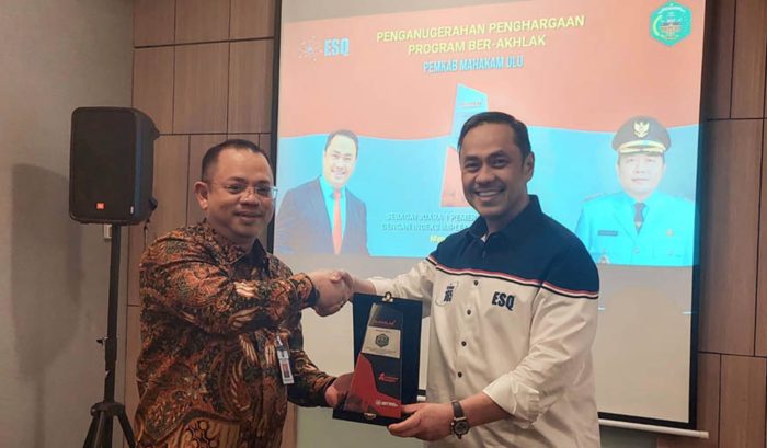 Founder Emotional Spiritual Quotient (ESQ) Ary Ginanjar Agustian Serahkan Penghargaan Program BerAKHLAK kepada Bupati Mahulu Bonifasius Belawan Geh yang diwakili Sekda Mahulu Stephanus Madang, di Lantai 4 Menara 165, Jakarta Selatan pada Kamis 16 Maret 2023. Foto: HO.