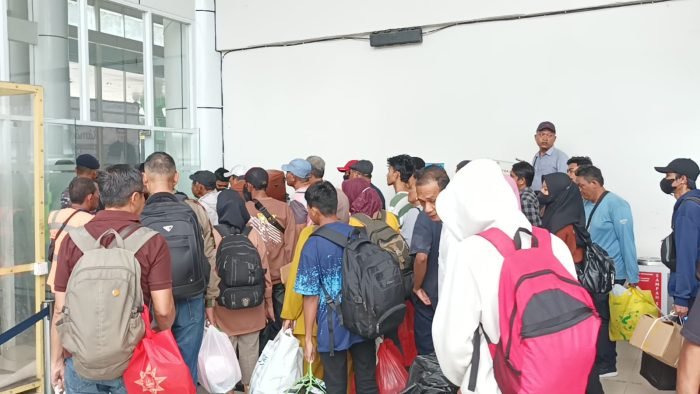 Pemudik saat tiba di Pelabuhan Semayang Balikpapan. Foto: BorneoFlash.com/Niken Sulastri.