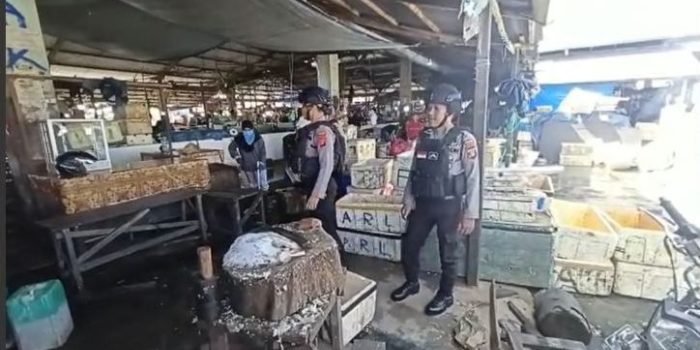 Personel Ditsamapta Polda Kaltim melaksanakan patroli dialogis dan woro-woro guna mengetahui dan menyerap informasi kamtibmas seputaran wilayah Balikpapan, Rabu (12/4/2023). HO/Humas Polda Kaltim.