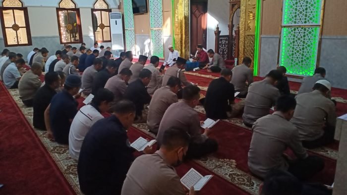 Polda Kalimantan Timur menggelar pembinaan rohani dan mental (Binrohtal) secara rutin di Masjid Al-Ikhlas, Kamis (06/04/2023). Foto: HO/Humas Polda Kaltim.