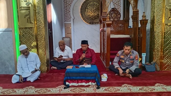 Polda Kalimantan Timur menggelar pembinaan rohani dan mental (Binrohtal) secara rutin di Masjid Al-Ikhlas, Kamis (06/04/2023). Foto: HO/Humas Polda Kaltim.