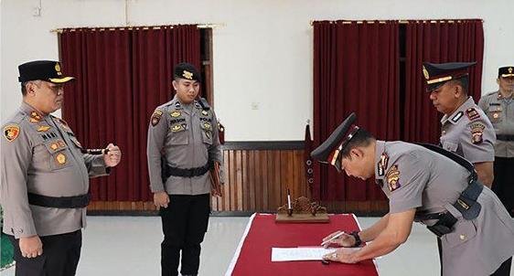 Kapolres Kutai Barat, AKBP Heri Rusyaman memimpin kegiatan upacara serah terima jabatan Kepala Satuan Reserse Narkoba (Kasatreskoba) Polres Kutai Barat dari AKP Bitab Riyani kepada AKP Wawan Gunawan. Foto: BorneoFlash.com/Ist.