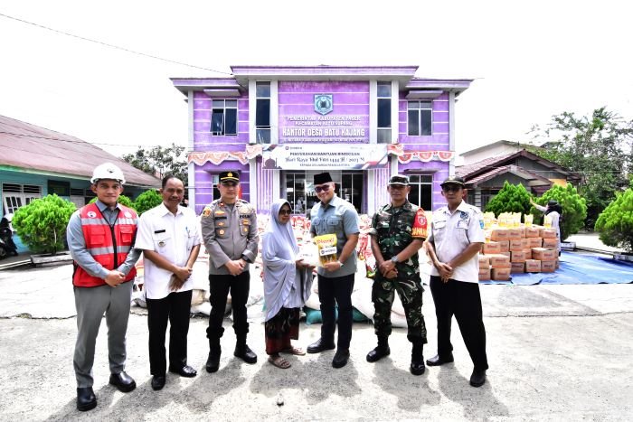 Presiden Direktur Kideco, M.Kurnia Ariawan di dampingi Chief Legal Officer, Arif Karyanto menyerahkan secara Simbolis Bingkisan Hari Raya Idul Fitri kepada salah satu Warga Pemetik Manfaat di Desa Batu Kajang. Foto: HO/Kideco Jaya Agung.