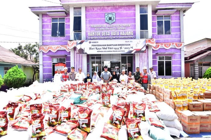 Presiden Direktur Kideco, M.Kurnia Ariawan didampingi Chief Legal Officer, Arif Kayanto berfoto bersama dengan Muspika Kecamatan Batu Sopang dan Pemetik manfaat bantuan bingkisan hari Raya. Foto: HO/Kideco Jaya Agung.