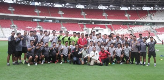 Presiden Republik Indonesia, Joko Widodo (Jokowi) mendatangi latihan tim U-20 dan U-22 Indonesia di Stadion Gelora Bung Karno, Senayan, Jakarta, Sabtu (1/4/2023). Foto: HO/pssi.org.