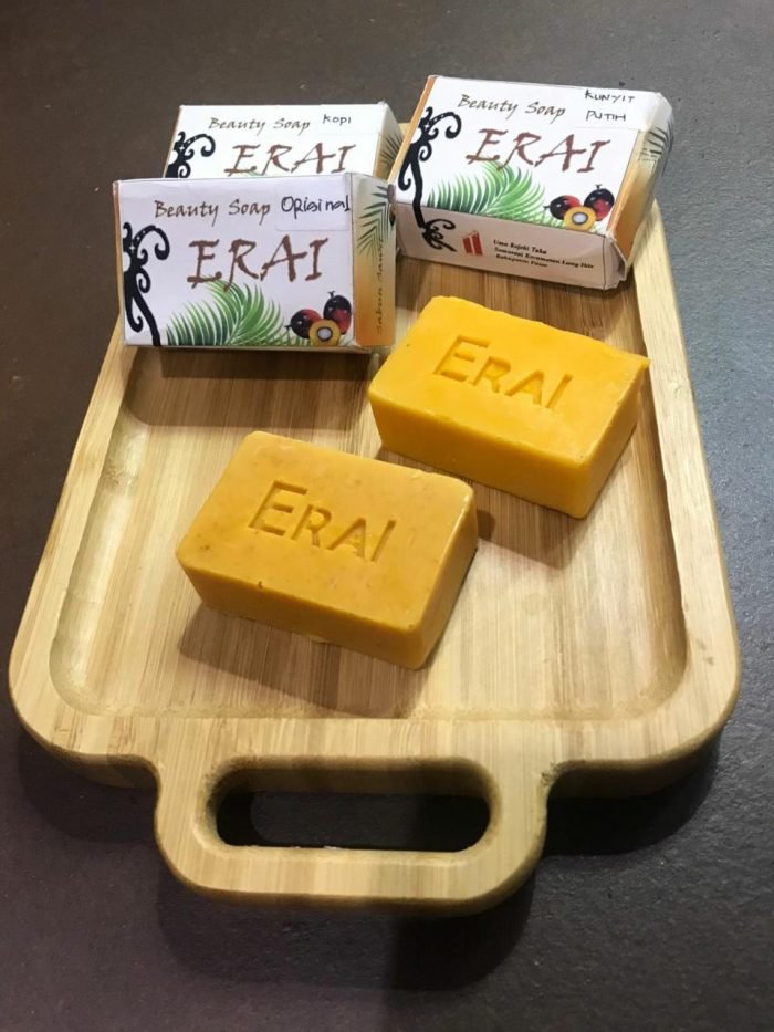 UMKM kelompok Umo Rezeki Taka Desa Samuntai, Kecamatan Long Ikis memproduksi 4 varian sabun mandi merek Erai. Foto: HO/Kominfo Paser.