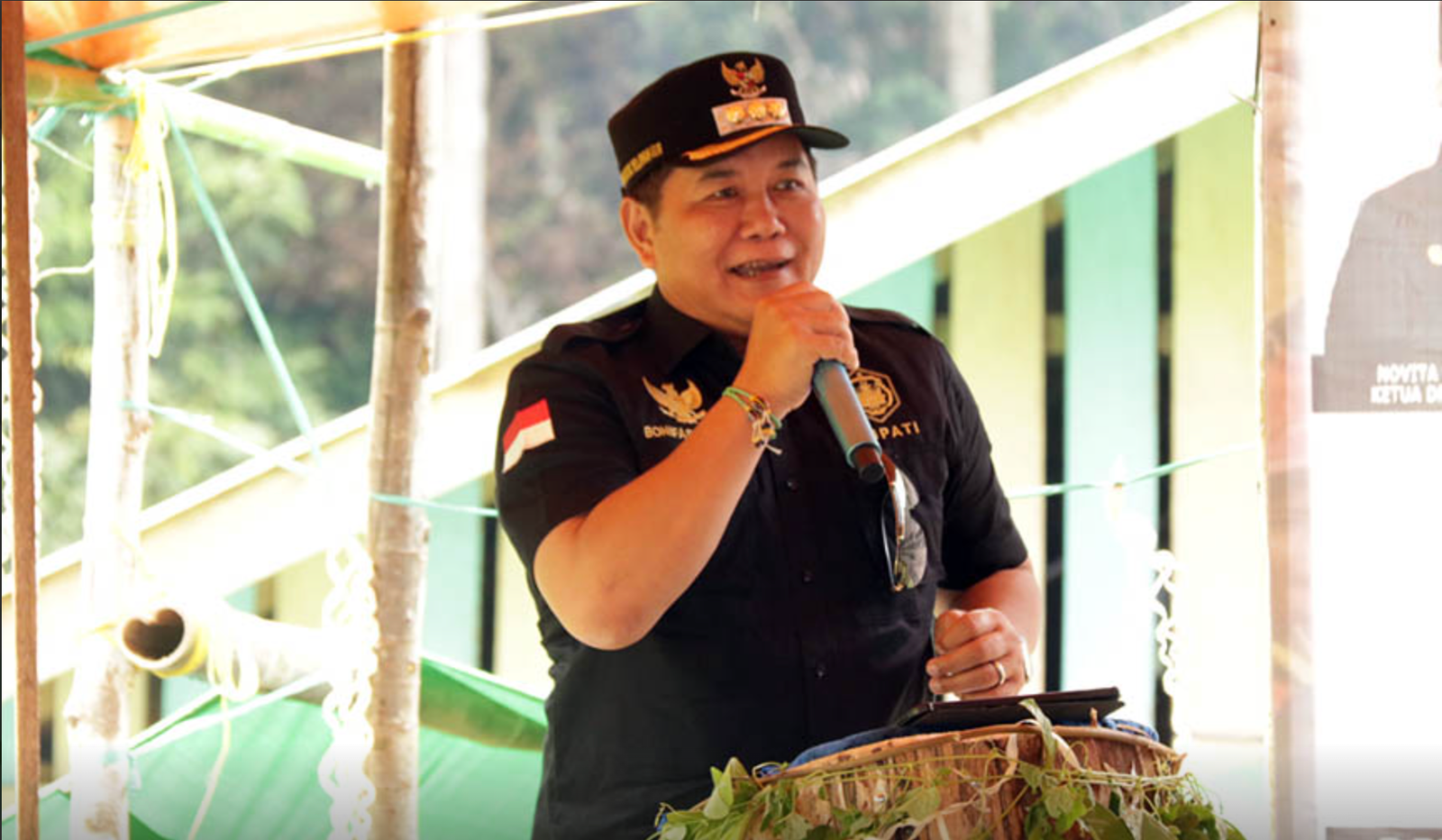Bupati Mahakam Ulu (Mahulu) Bonifasius Belawan Geh, S.H., M.E mengajak Kelompok Tani (Poktan) untuk mengembangkan komoditas Kakao di Mahulu. Bupati Mahakam Ulu (Mahulu) Bonifasius Belawan Geh, S.H., M.E mengajak Kelompok Tani (Poktan) untuk mengembangkan komoditas Kakao di Mahulu.