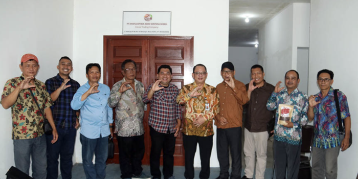 Sekda Kabupaten Mahakam Ulu (Mahulu), Dr. Stephanus Madang, S.Sos., M.M., mewakili Pemerintah Kabupaten Mahulu, Beserta Sekretaris Dinas Ketahanan Pangan dan Pertanian (DKPP) Bill Deng, S.P., Camat Laham Agustinus Tigang Himang, S.Pd., Pimpinan PT. BPD Kaltimtara Cabang Ujoh Bilang Faisal Riza, dan Stephanus Wan sebagai perwakilan Laham menghadiri undangan dari PT. Khatulistiwa Agro Sentosa Serasi (KASS) pada Senin, (27/03/2023). Foto: BorneoFlash.com/Prokopim Mahulu