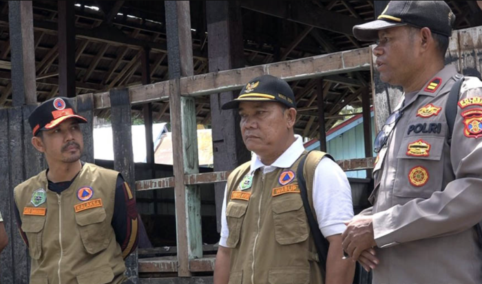 Drs. Yohanes Avun, M.Si, turun langsung meninjau lokasi dan korban kebakaran pada Sabtu (1/4/2023) pukul 14.00 WITA.