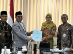 Foto Bersama Penyerahan SK penetapan Provinsi Kaltim sebagai Tuan Rumah MTQ Nasional 2024 Foto: Kementerian Agama Republik Indonesia