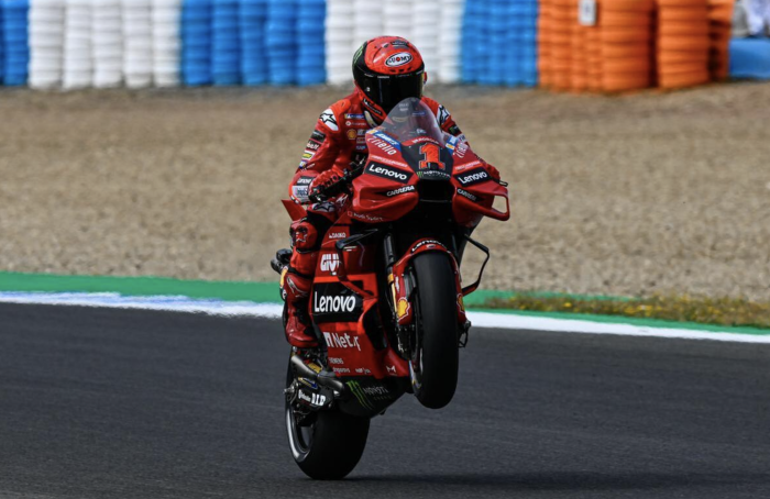 Setelah memenangkan balapan MotoGP Spanyol di Sirkuit Jerez pada Minggu (30/4/2023), Pecco Bagnaia, pembalap Ducati Lenovo Team, kini memimpin klasemen sementara dengan 87 poin.