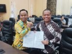 Serah terima jabatan Sekretaris DPRD Balikpapan dari Irfan Taufik ke Arfiansyah, di Ruang Rapat Paripurna Dewan Perwakilan Rakyat Daerah (DPRD) Kota Balikpapan, pada hari Kamis (13/4/2023). Foto: BorneoFlash.com/Niken Sulastri.