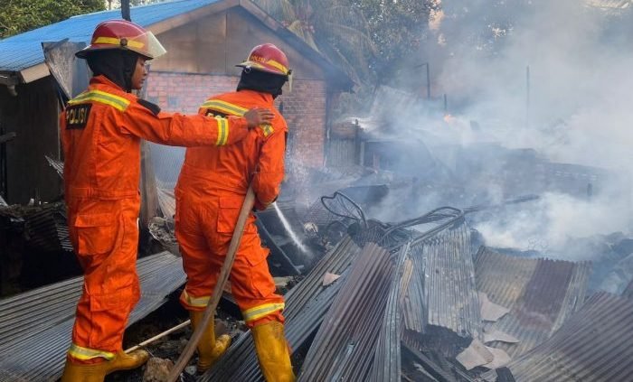 Tim Pammat Dit Samapta dari Polda Kaltim bersama pemadam kebakaran kota Balikpapan dengan cepat merespon kejadian tersebut untuk mengamankan dan memadamkan api di lokasi kejadian. Pada hari Rabu (12/4/2023). Foto: HO/Humas Polda Kaltim.