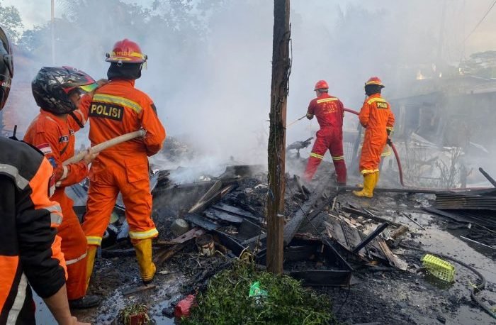 Tim Pammat Dit Samapta dari Polda Kaltim bersama pemadam kebakaran kota Balikpapan dengan cepat merespon kejadian tersebut untuk mengamankan dan memadamkan api di lokasi kejadian. Pada hari Rabu (12/4/2023). Foto: HO/Humas Polda Kaltim.