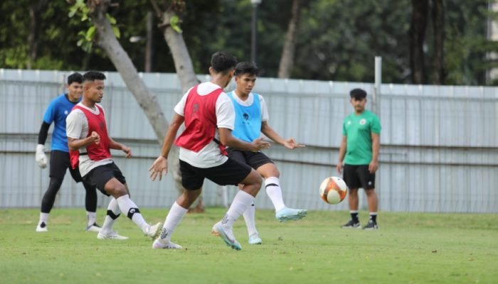Tim U-22 Indonesia di pemusatan latihan yang berlangsung di Lapangan B, Jakarta, Senin (10/4/2023). Foto: HO/pssi.org.