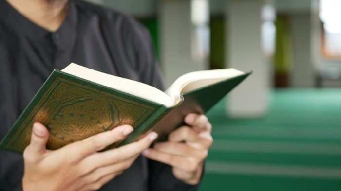 Walaupun singkat, kandungan surat Al Ikhlas sangat besar. Bahkan, surat ini sebanding dengan satu per tiga Al Quran.