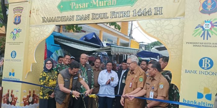 Pembukaan pasar murah ditandai dengan pemotongan pita, di Halaman Depan Gedung Parkir Klandasan, pada hari Senin (3/4/2023). Foto: BorneoFlash.com/Niken Sulastri.