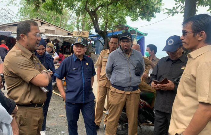 Komisi II DPRD Kota Balikpapan bersama Dinas Perdagangan Kota Balikpapan meninjau Pasar Klandasan Balikpapan Jalan Jenderal Sudirman, pada hari Selasa (4/4/2023). Foto: Niken/BorneoFlash.com