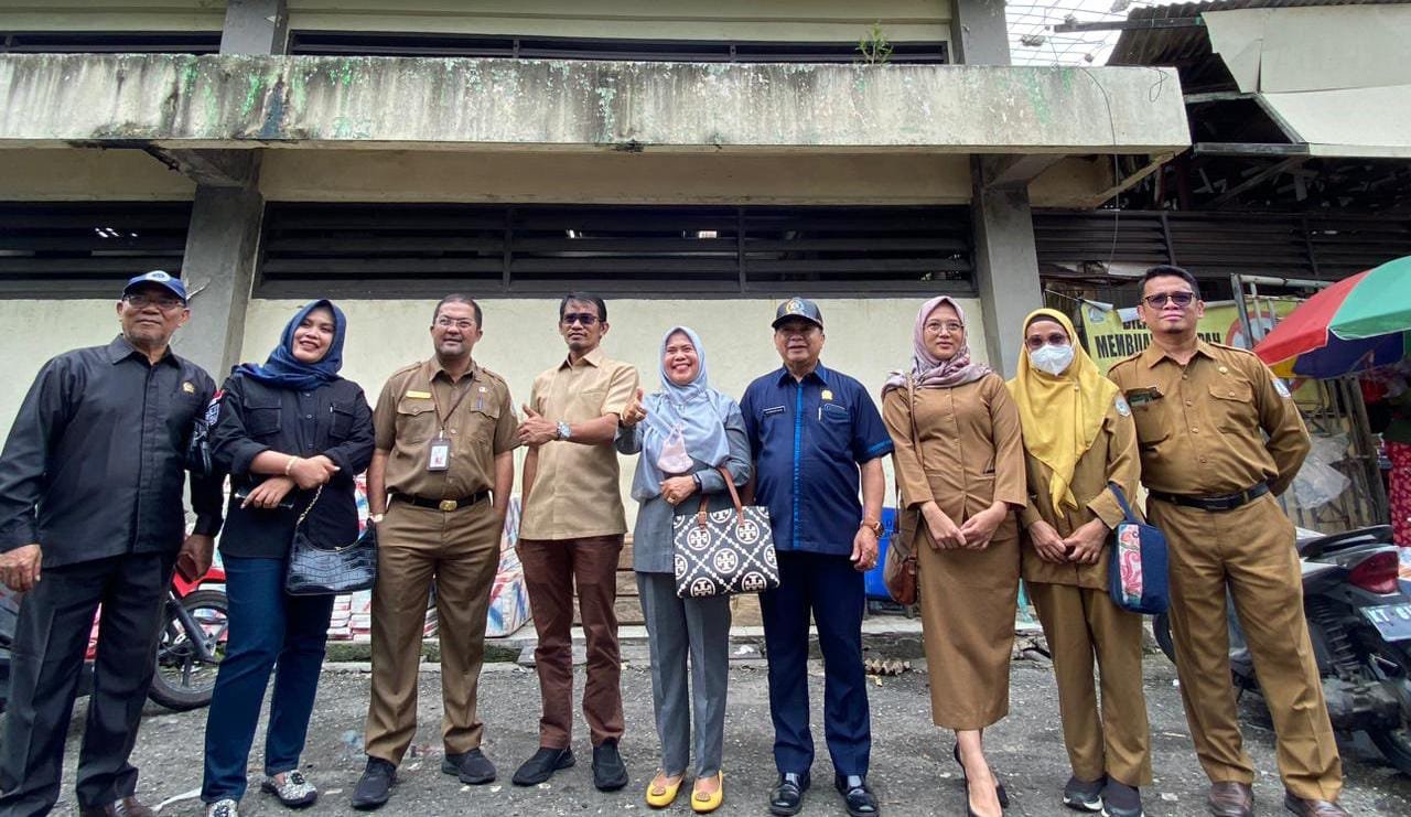 Ketua Komisi II DPRD Kota Balikpapan Suwanto Meninjau Pasar Klandasan. Foto: Niken/BorneoFlash.com