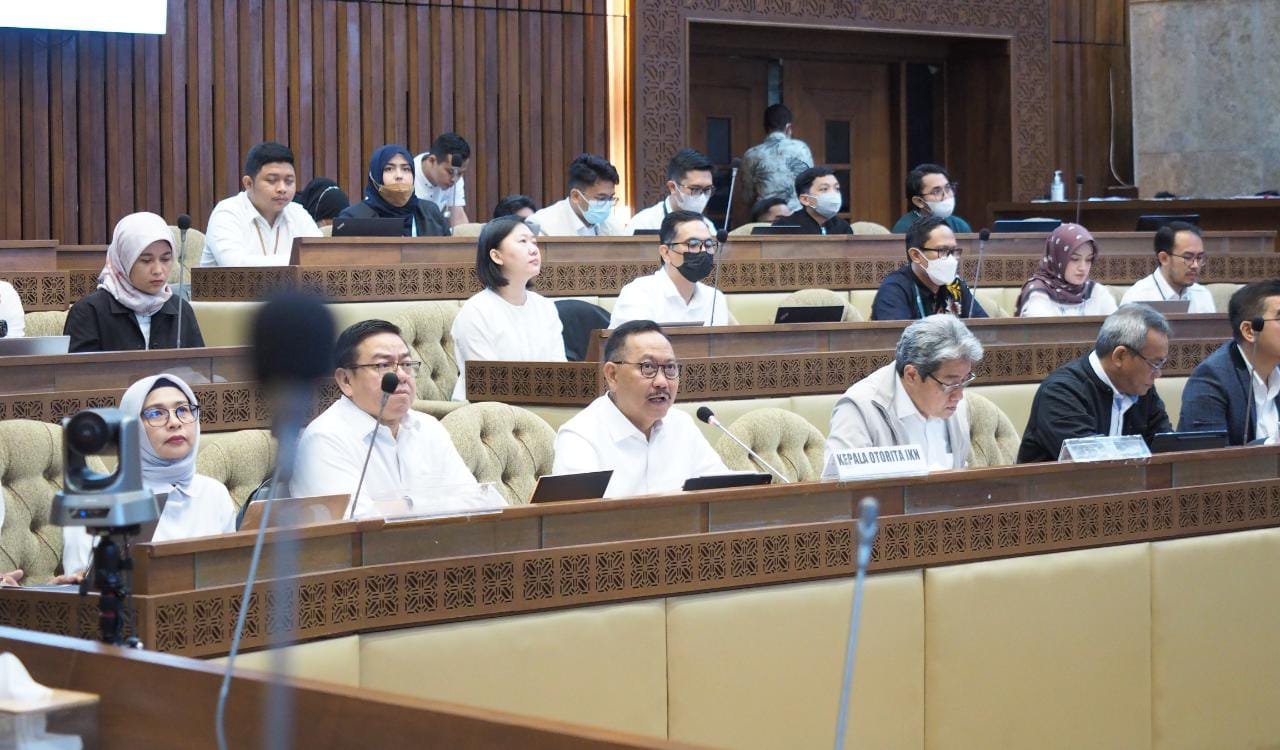 Kepala OIKN Bambang Susantono didampingi Wakil Kepala OIKN Dhony Rahajoe bersama seluruh jajaran eselon I OIKN hadiri RDP dengan Komisi II DPR RI pada Senin (3/4/2023) di Gedung Nusantara DPR RI, Jakarta.(Foto:BorneoFlash.com/ist).