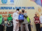 General Manager Blue Sky Hotel Balikpapan, Danuri Efendi memberikan secara simbolis bingkisan ramadhan kepada lansia, di di Ballroom Blue Sky Hotel, Kamis (6/4/2023). Foto:Niken/BorneoFlash.com