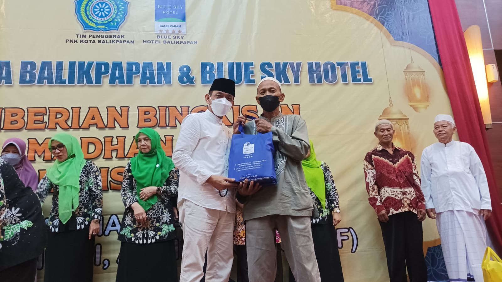 Blue Sky Hotel Balikpapan Kolaborasi Bersama Tim Penggerak PKK Bagikan Bingkisan Ramadhan Kepada Lansia Se Kota Balikpapan