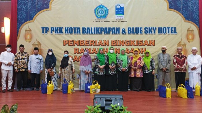 Ketua Tim Penggerak PKK Kota Balikpapan Hj Nurlena Mas'ud memberikan secara simbolis bingkisan ramadhan kepada lansia, di di Ballroom Blue Sky Hotel, Kamis (6/4/2023). Foto: Niken/BorneoFlash.com