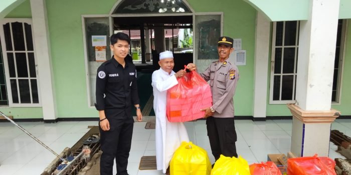 Bidhumas dan Ditpamobvit Polda Kaltim membagikan 100 paket takjil dan nasi kotak kepada pengurus Masjid Al-Ikwan dan Masjid Al-Muhajirin.