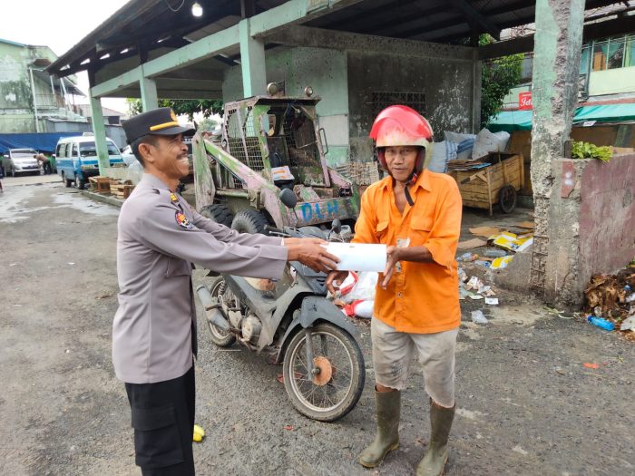 Pedagang kaki lima, tukang ojek, tukang parkir, dan petugas kebersihan di sekitar jalan kota Balikpapan tidak luput dari pembagian takjil dan nasi kotak oleh Bidhumas dan Ditpamobvit Polda Kaltim.