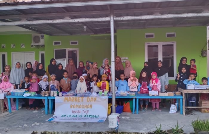 Pendidikan Anak Usia Dini (PAUD) KB Islam Al-Fatihah di Kota Balikpapan, Kalimantan Timur, mengadakan Market Day dengan tema "Menanamkan Jiwa Kewirausahaan Sejak Usia Dini". Pada Jumat, 14 April 2023.