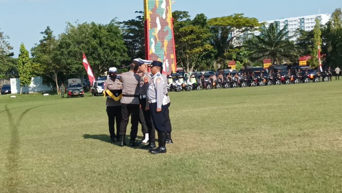 Kapolda Kaltim, Irjen Pol Drs Imam Sugianto sematkan pita operasi kepada TNI, Polri dan Dishub, saat apel gelar pasukan operasi ketupat Tahun 2023 di gelar di Mako Brimob Polda Kaltim, pada hari Senin (17/4/2023). Foto: Niken/BorneoFlash.com