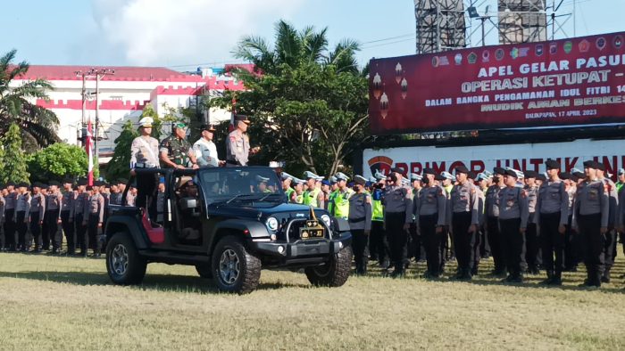 Kapolda Kaltim, Irjen Pol Drs Imam Sugianto saat melaksanakan pemeriksaan apel gelar pasukan operasi ketupat Tahun 2023 di gelar di Mako Brimob Polda Kaltim, pada hari Senin (17/4/2023). Foto: Niken/BorneoFlash.com