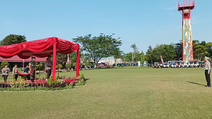 Kapolda Kaltim, Irjen Pol Drs Imam Sugianto saat pimpin apel gelar pasukan operasi ketupat Tahun 2023 di gelar di Mako Brimob Polda Kaltim, pada hari Senin (17/4/2023). Foto: Niken/BorneoFlash.com