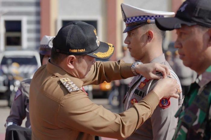 Bupati Memberikan Pita Pada Peresmian Operasi Ketupat Mahakam. Foto: MC