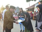 Bupati Kubar, FX Yapan menyerahkan hadiah kepada pemenang lomba usai menutup secara simbolis kegiatan Festival Ramadan Sendawar 2023 yang diselenggarakan di Kecamatan Melak. Foto:Lilis/BorneoFlash.com